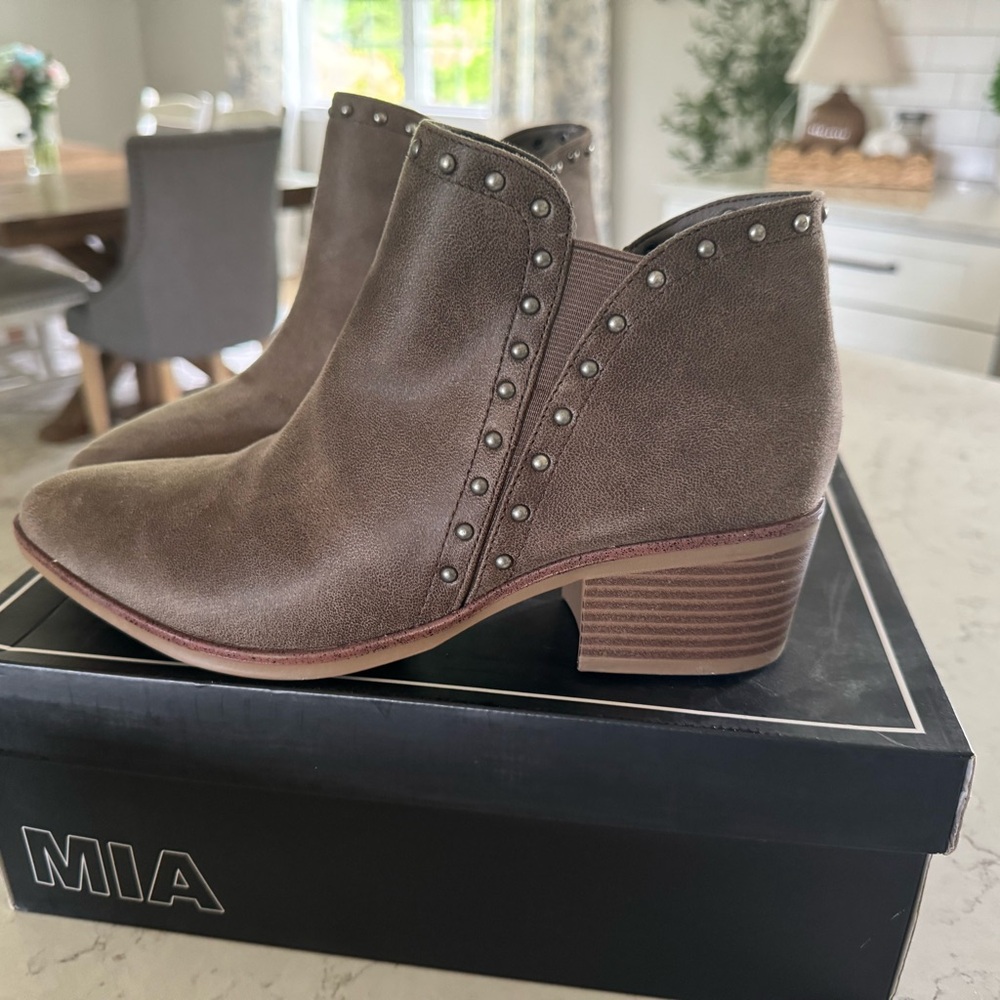 Buckle Mia brand booties new never worn